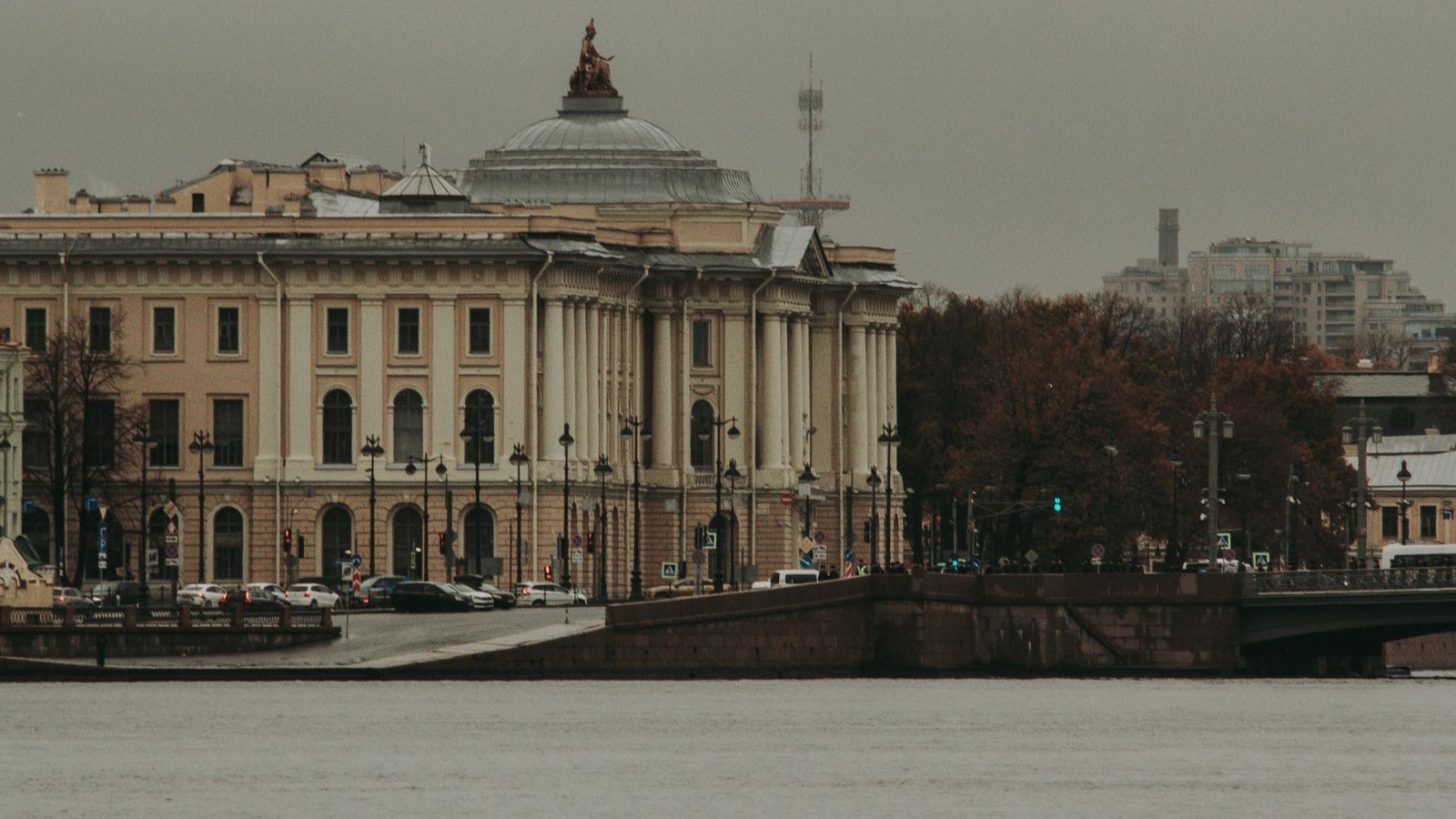 Историческое здание Академии художеств на набережной Невы в Санкт-Петербурге